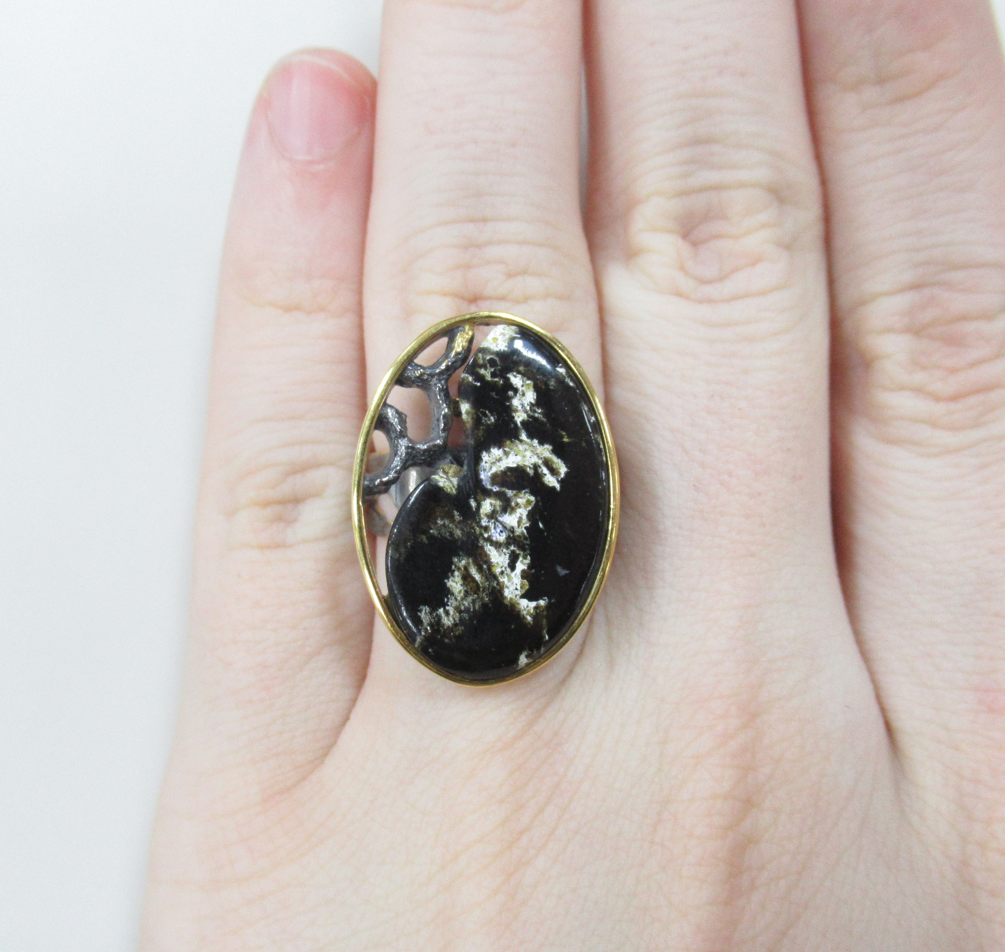 Серебряное кольцо с янтарем